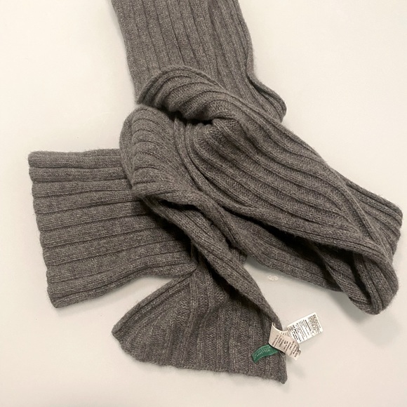 Beautiful scarf in great condition - Picture 2 of 3